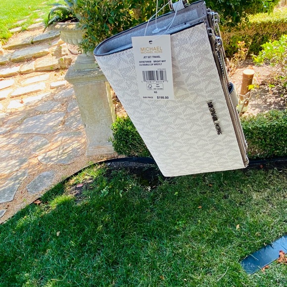 Michael Kors double zip wallet signature - Picture 5 of 9